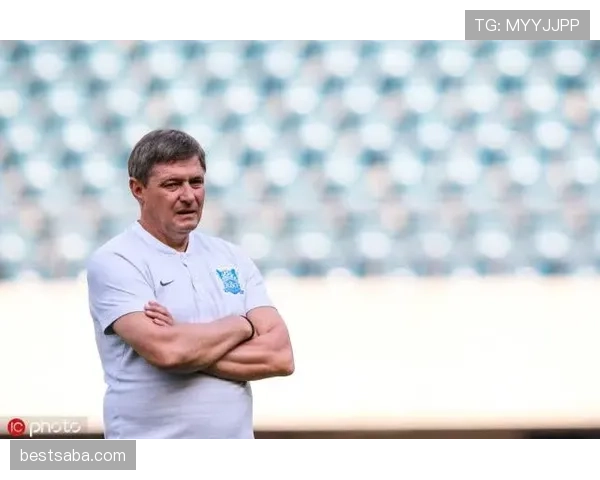 卡纳瓦罗如何通过高位逼抢重构防线，筑牢关键战防守体系？