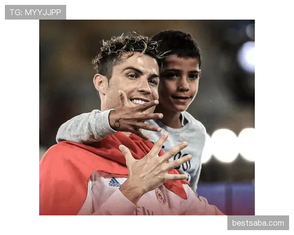 C罗刚送孩子上学，手拎的那只旅行袋让我怀疑人生